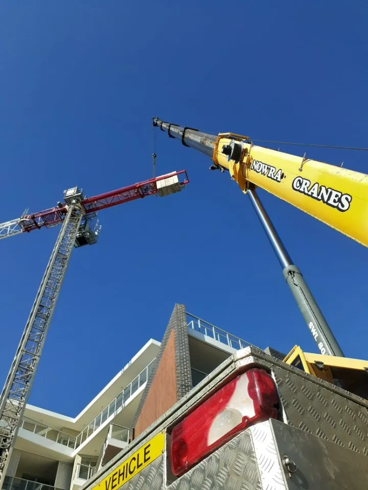 Load lifted to an apartment roof